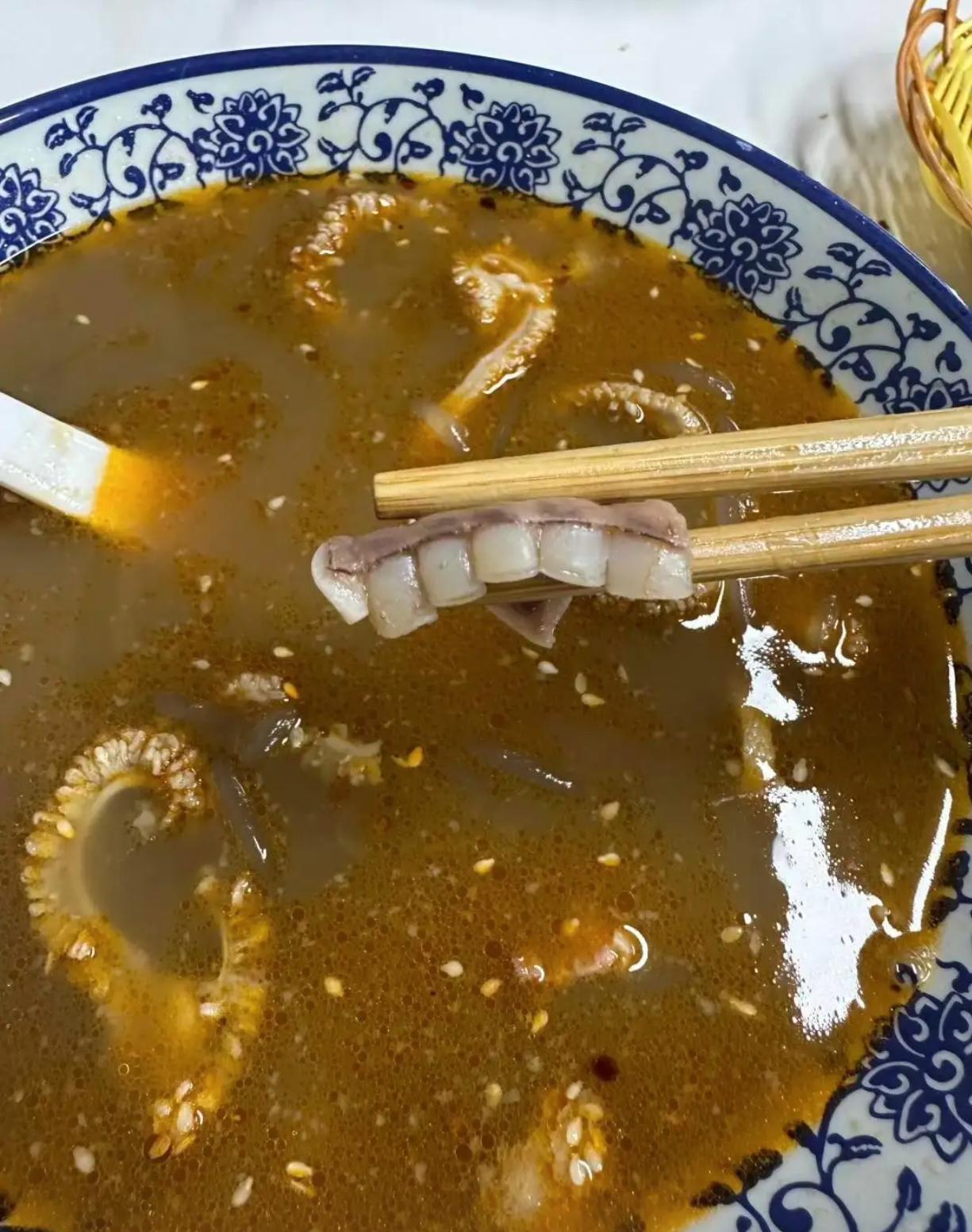 求助！羊汤里这个长得像"牙齿"的是什么东西？​​​