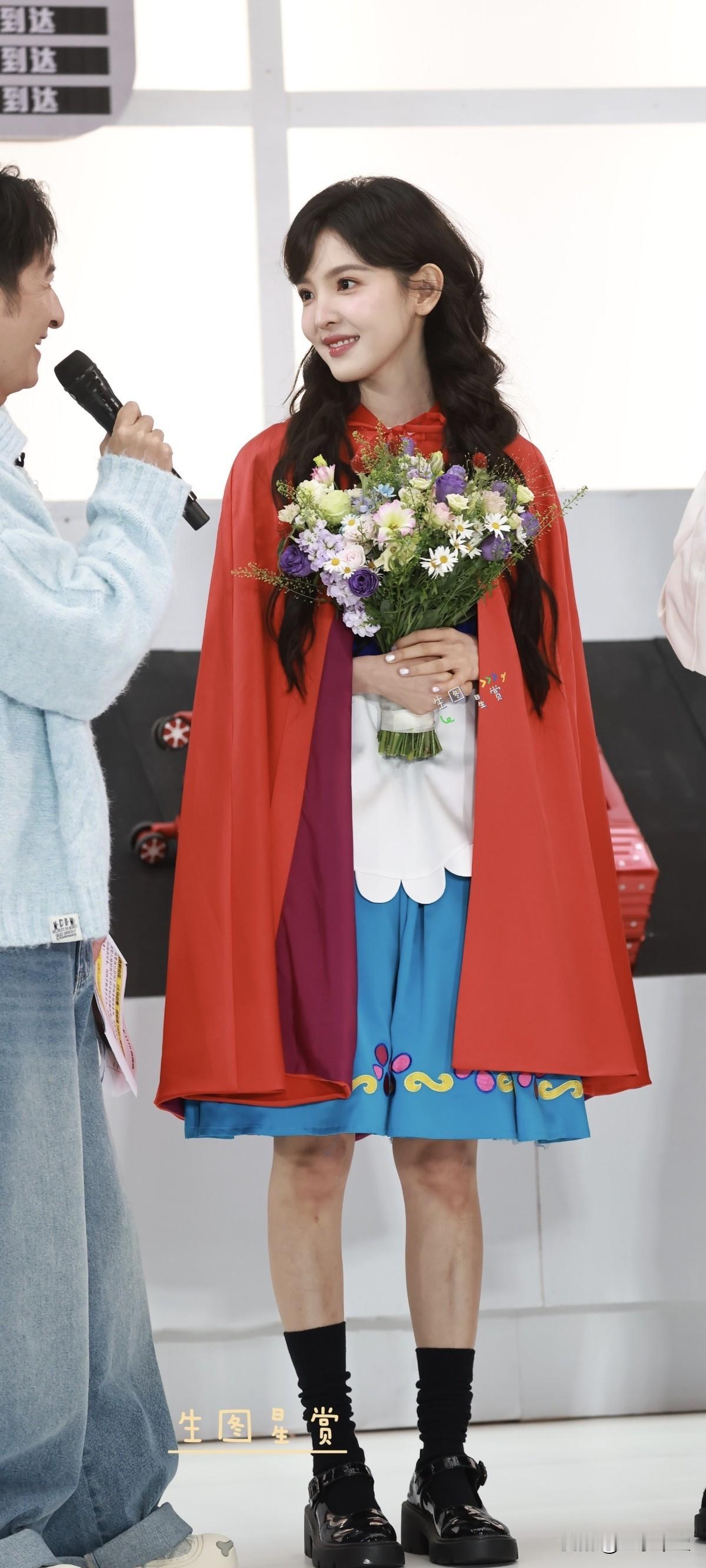 章若楠好六夜红毯&集市鲜花配美楠，这小红帽造型，甜到我心里去了