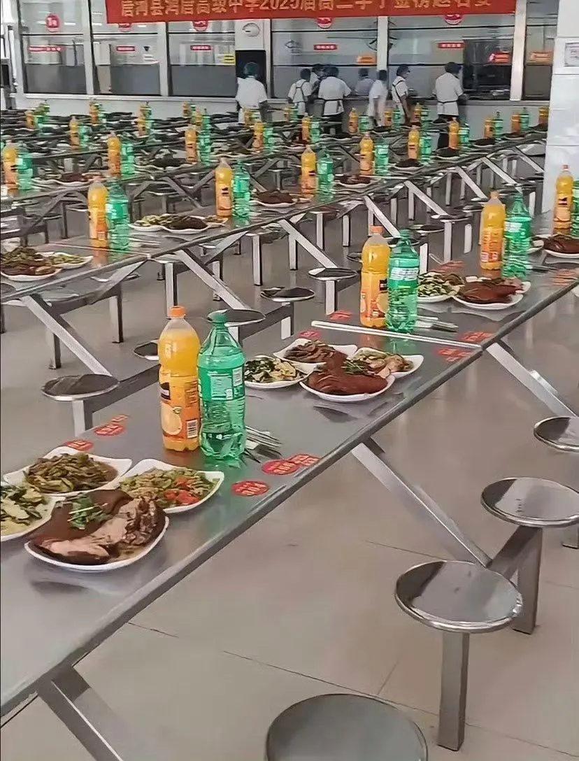 学校食堂上的一幕，惊呆了