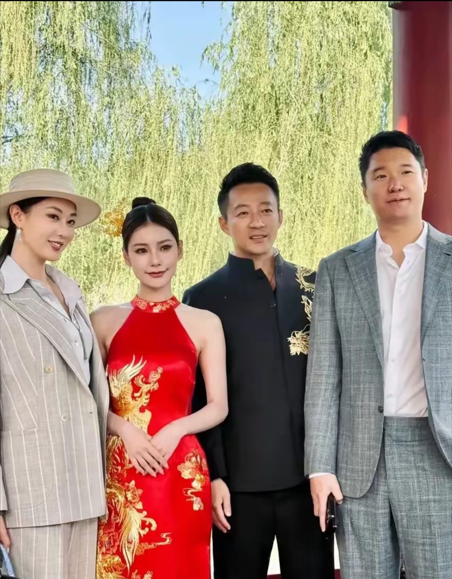 汪小菲婚礼晚宴现场秒变追星现场！马筱梅见到偶像关喆瞬间切换迷妹模式，跟着音乐又唱