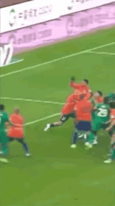 被顶飞都能算手球？足协这双标脸还要不要了！看了马德鲁加这球的完整视频，真的气到笑