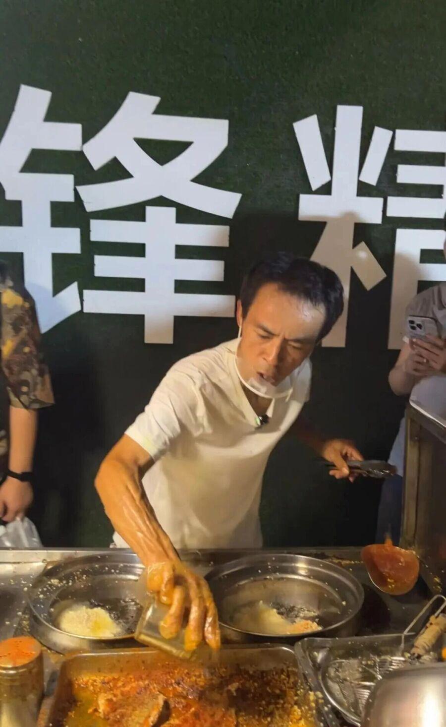 国庆期间，景德镇鸡排哥李俊永可太拼了，直接干出“痛苦面具”。他原本是下岗职工，在