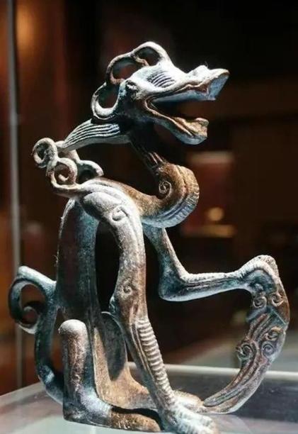 1965年，黑龙江一农民在自家地里挖菜窖，他一铁锹下去，挖出一条铜龙，以为挖到宝