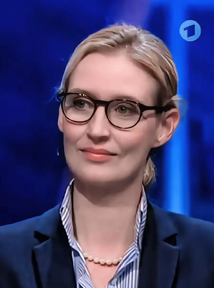 德国的默茨已经成为了新总理，这时候他的曾经对手也是曾经的最有威胁的人。魏德尔这时