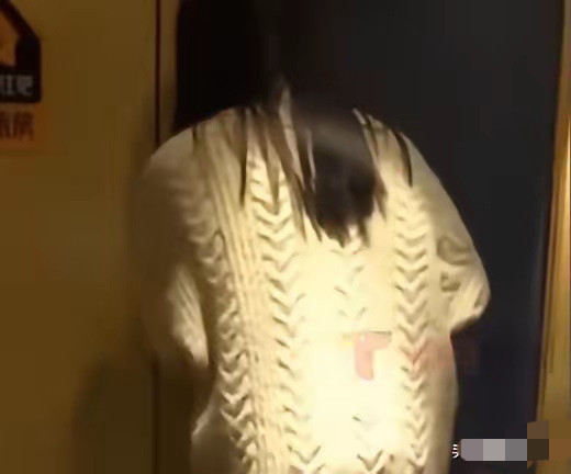 贵州，一名女子在诊室里接受治疗，当时正脱裤检查，身体也是光溜溜的，一名陌生男子却