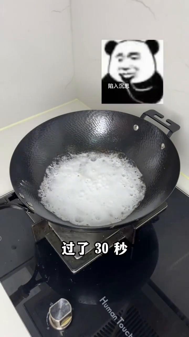 超实用的厨房技巧，学会了你不吃亏。肉团用塑料膜包起来，用铲子一推，轻松做好一个