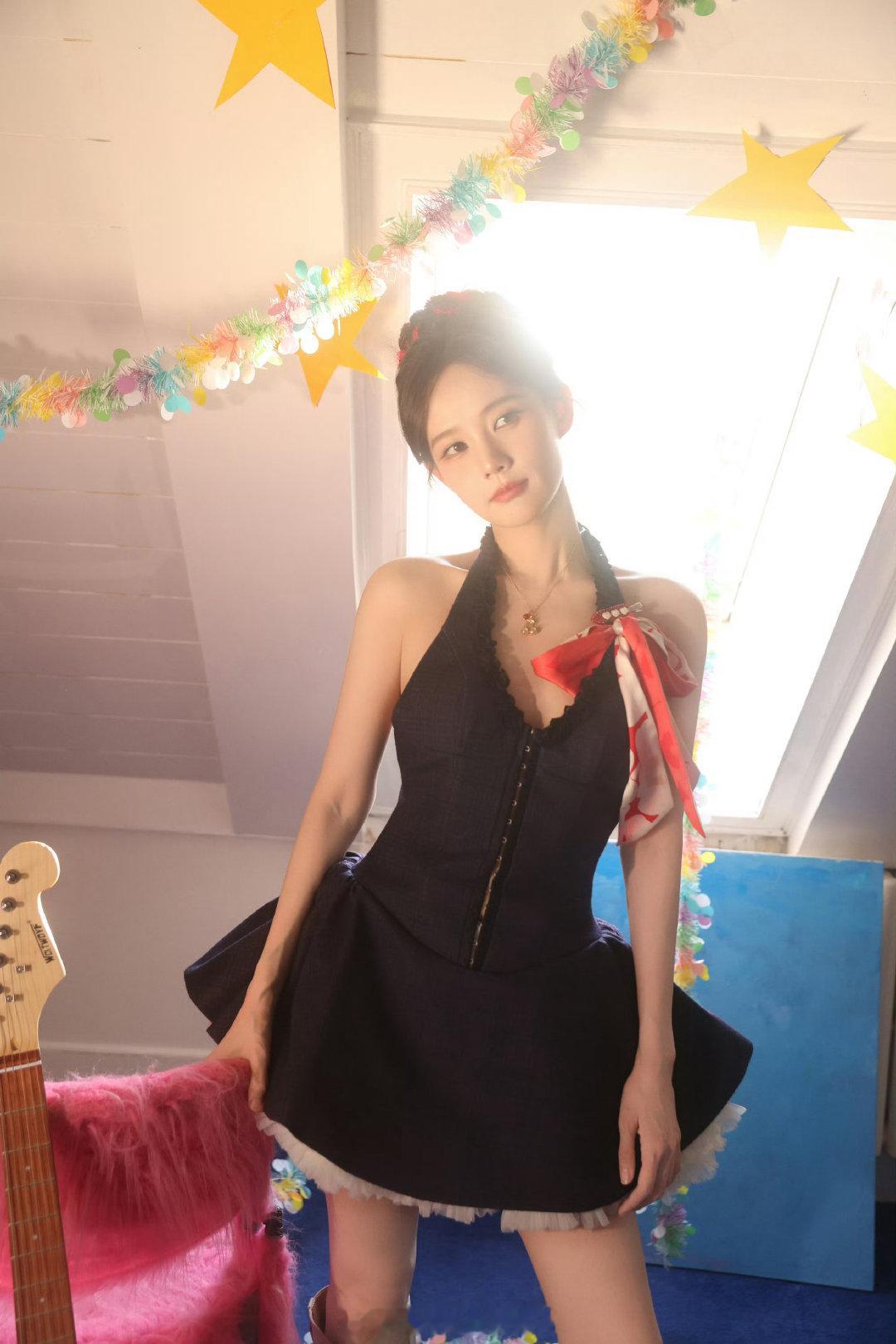 李一桐漂亮的脸旁边还是漂亮的脸漂亮的孩子坐中间果然有讲究！李一桐往C位一坐，左右