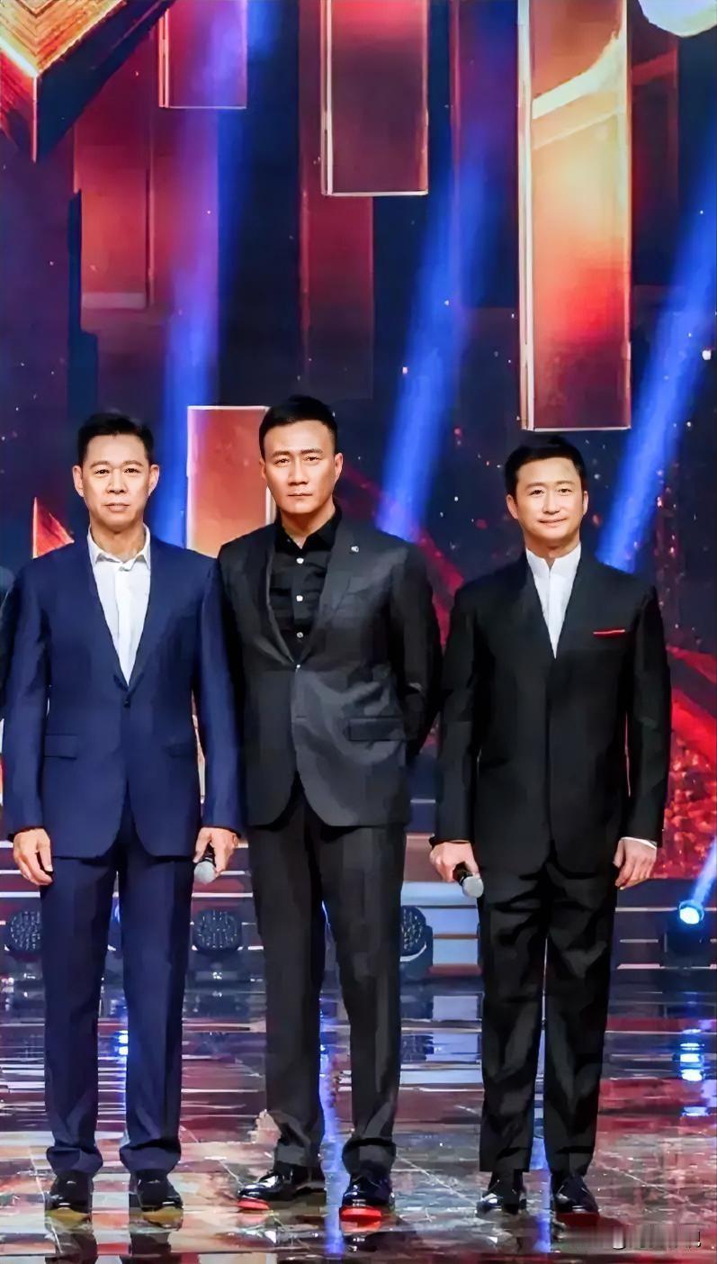 你发现了吗？吴京虽然没有胡军个头高，但站姿挺拔，气质看起来比胡军更硬朗！所以说个