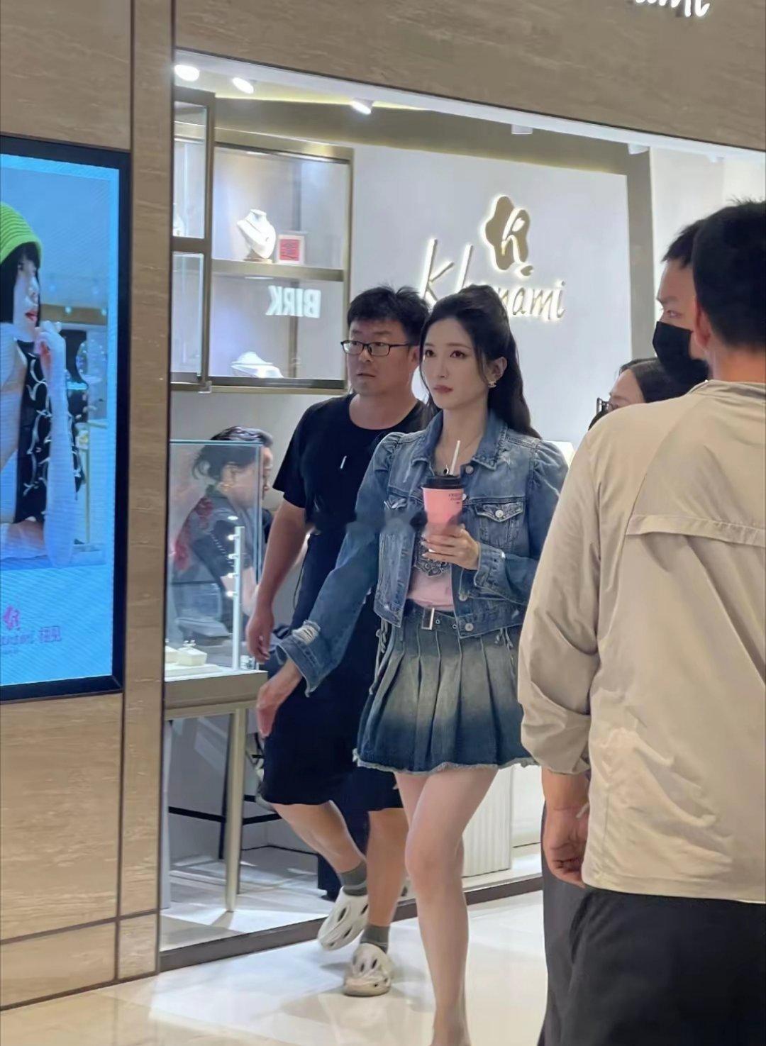 7月23日，有网友在成都万象城偶遇江疏影，她身穿牛仔套装短裙，真的好少女风啊​