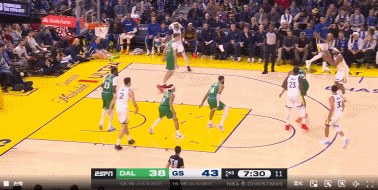 真不容易！库里终于命中首球！在今天NBA圣诞大战勇士对阵独行侠的第二节比赛中，