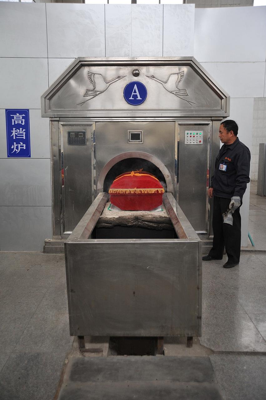 ☁一位在火葬场工作了大半辈子的老者透露，90%的人对火化存在严重误解。遗体