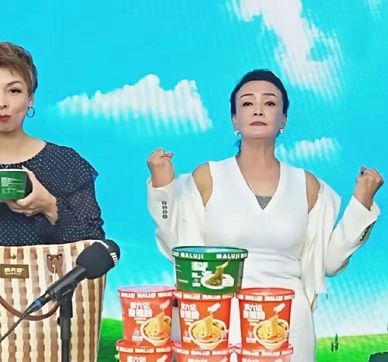 太逗了！张兰一听她直播间里的人数不如汪小菲直播的时候多，不服了！为什么他比我