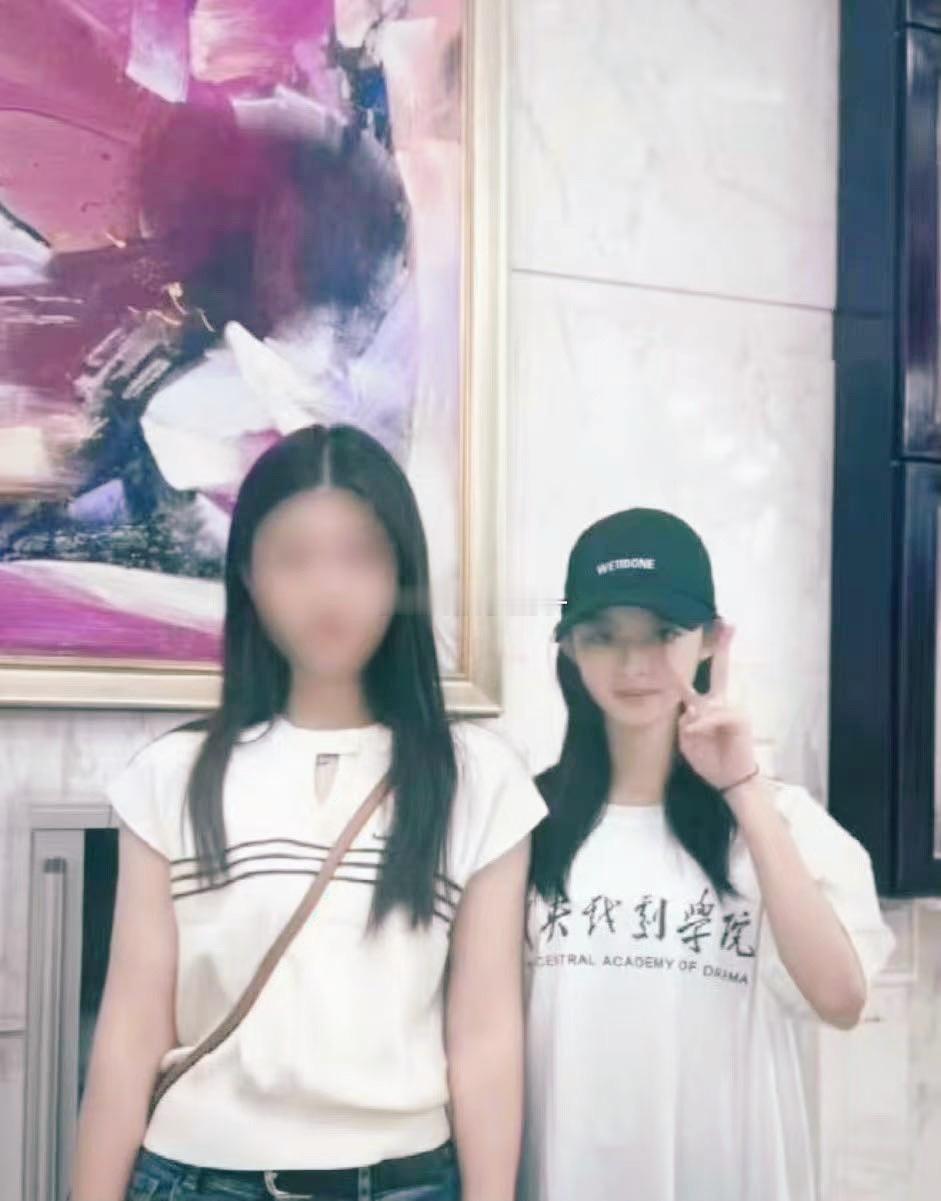 黄杨钿甜中戏开学路透 看照片黄杨状态不错，脸好小眼睛好大，特别上镜，确实是天生吃