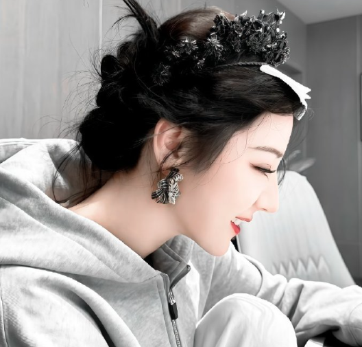 热巴笑起来太好看了，眼睛像弯弯的月亮