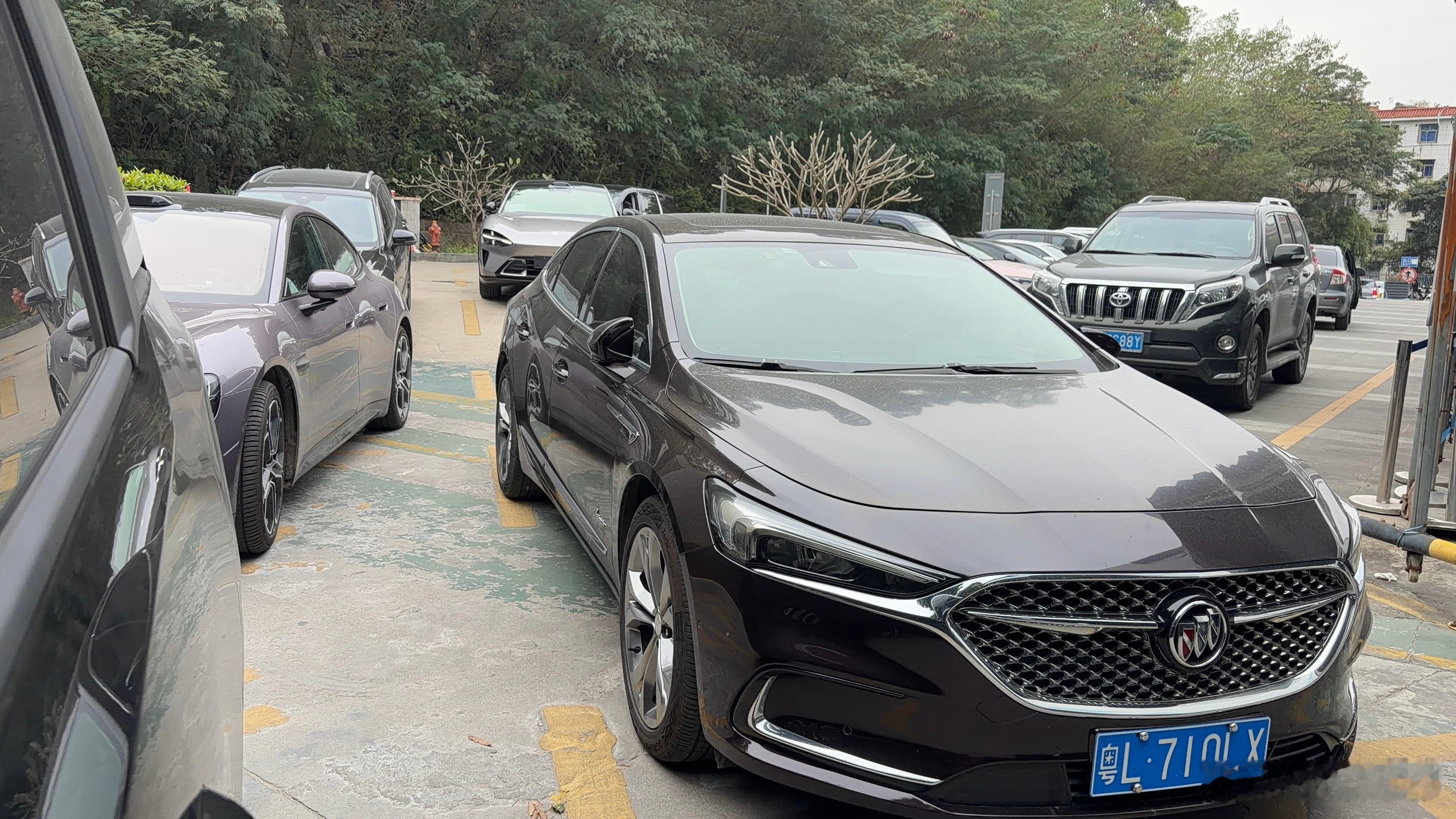 来给我们的730上牌，年底了新车真多啊，在龙华就遇到3台yu7