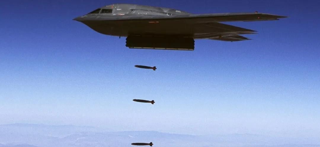 B-2轰炸机说起来已经是30多年前的老物件了。它首飞于1989年，以科幻般的外