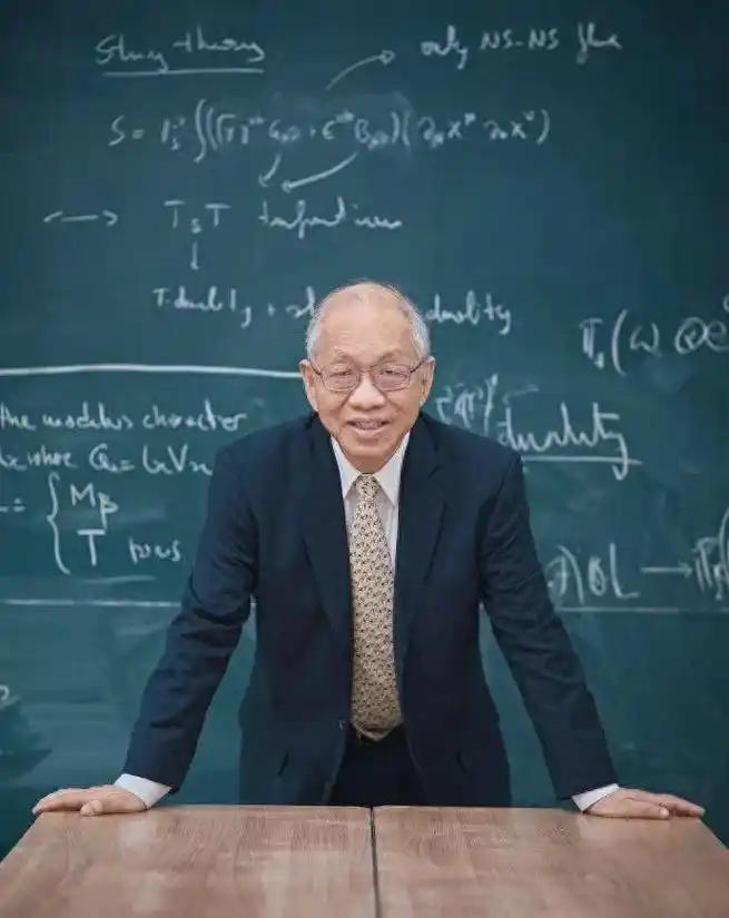 “遮羞布被扯掉了！”美籍华裔数学家丘成桐曾表示：中国的数学水平比美国落后了8