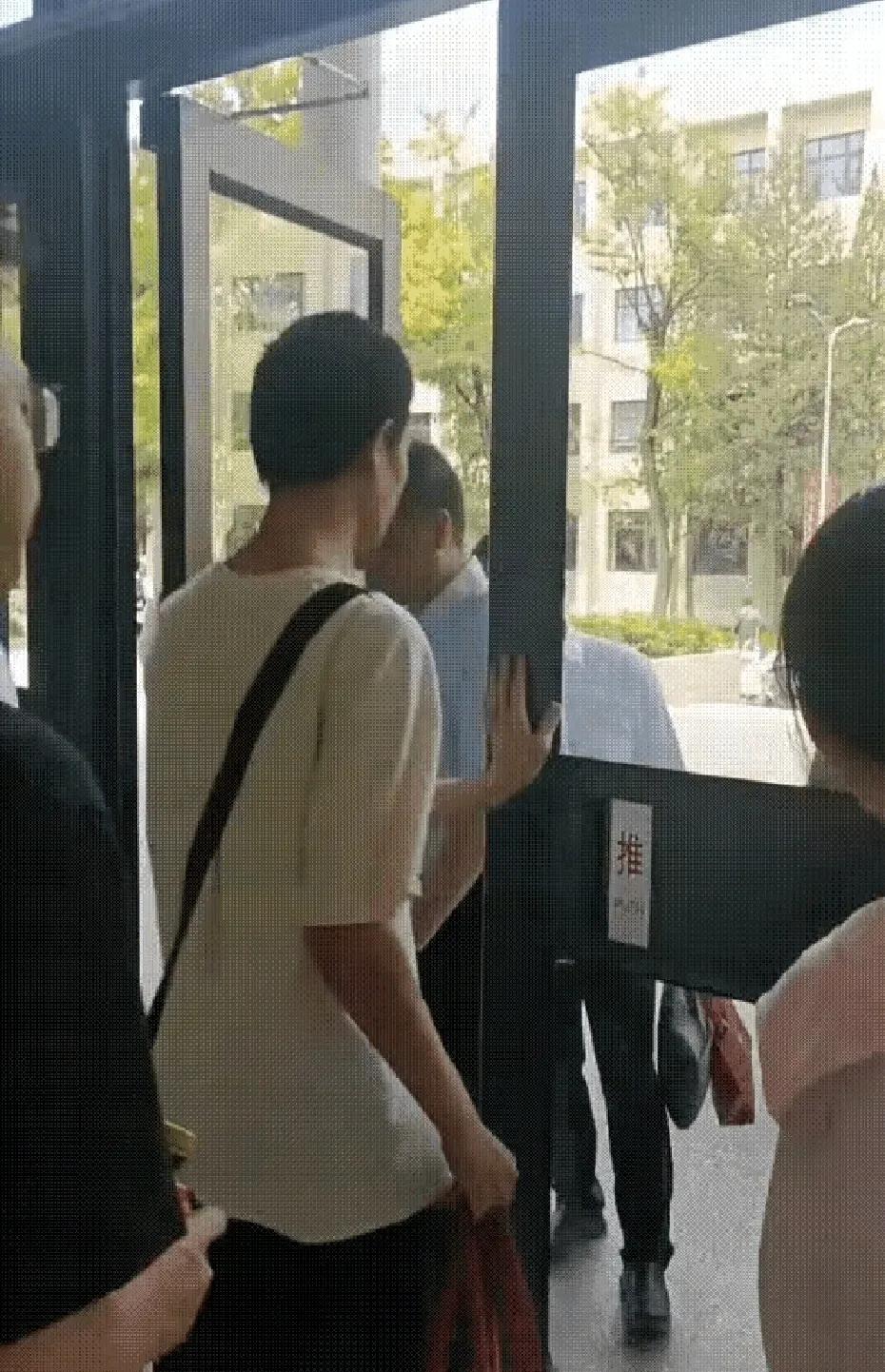 韦东奕在北大农园食堂就餐的时候，有热心粉丝上前打招呼，他却视而不见，一声不吭，自