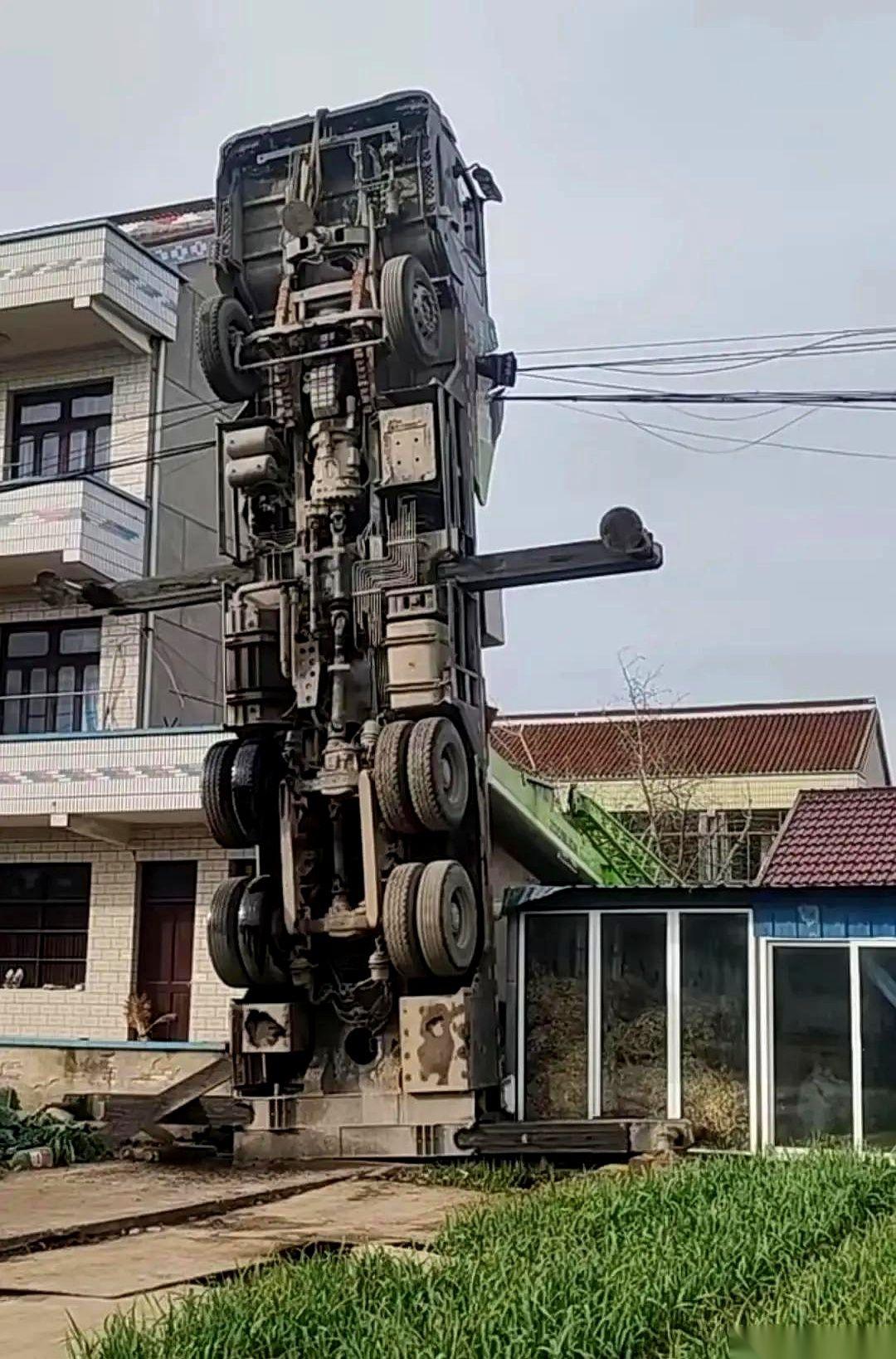 南通那台25吨的吊车翻了。司机腰椎骨折，躺在医院里。就因为一个蠢到让人后背发