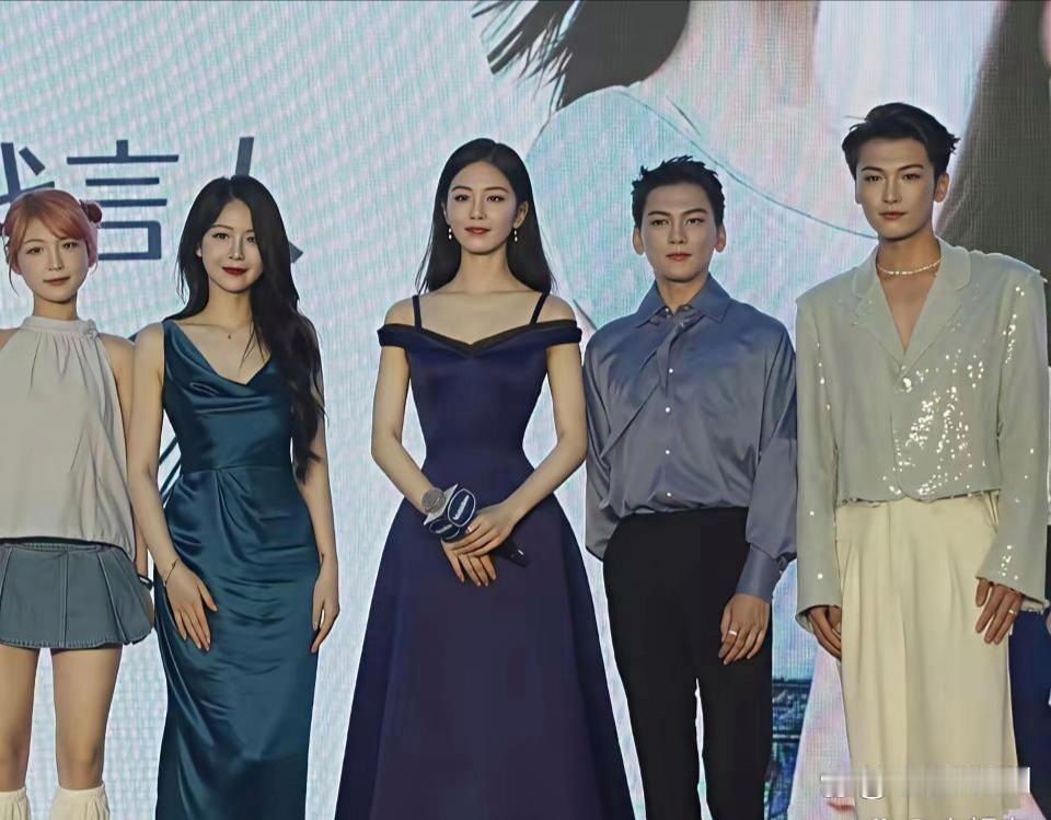 刘诗诗忒牛，合照从没输，一站像开特效，白得发光