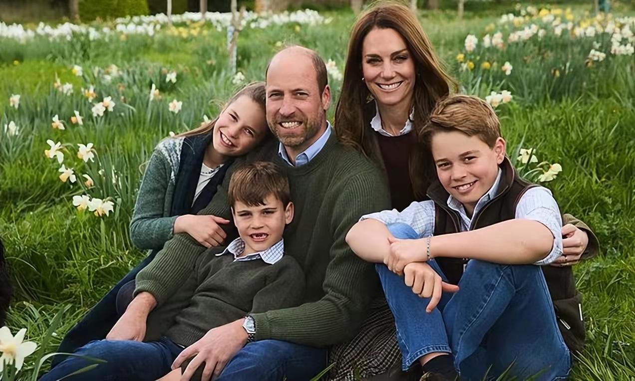 威廉一家&哈里一家的圣诞贺卡新鲜出炉[滑稽笑]哥哥是秋天拍的全家福，正气、甜美、