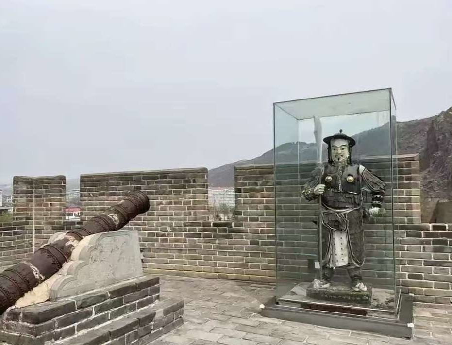 看来玻璃罩里的雕塑比大炮值钱