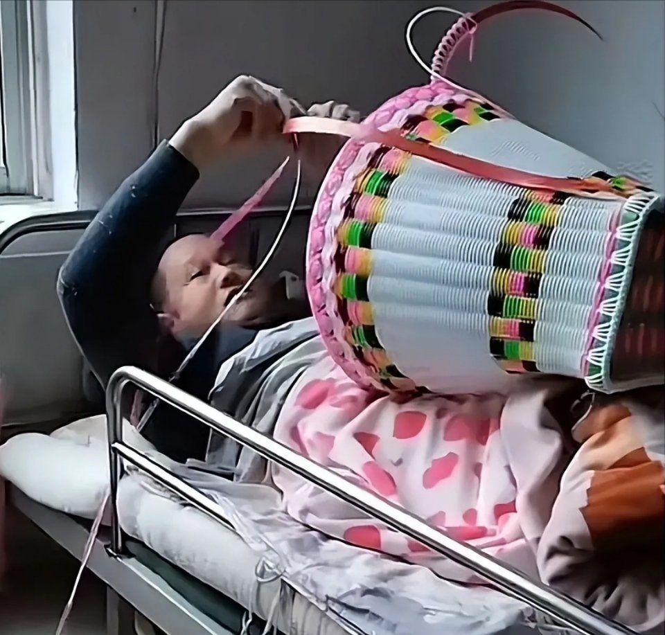 贵州一名男子因车祸瘫痪在床10年，为了家和孩子，他在自学编制花篮补贴家用。虽一个