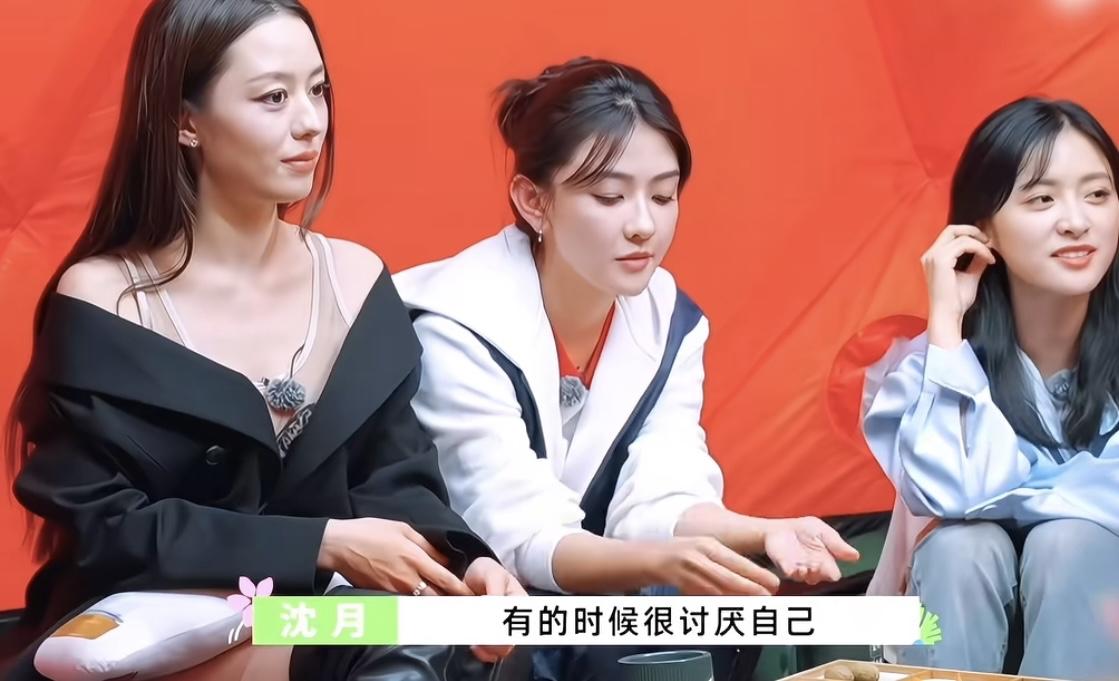 沈月说：“我无法总结我的二十岁，我觉得我二十多岁过的很矛盾，有的时候很喜欢自己，