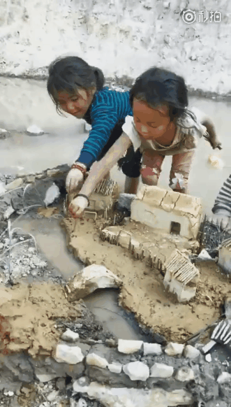 小孩子玩泥巴，竟然玩成艺术品！[捂脸哭]​​​