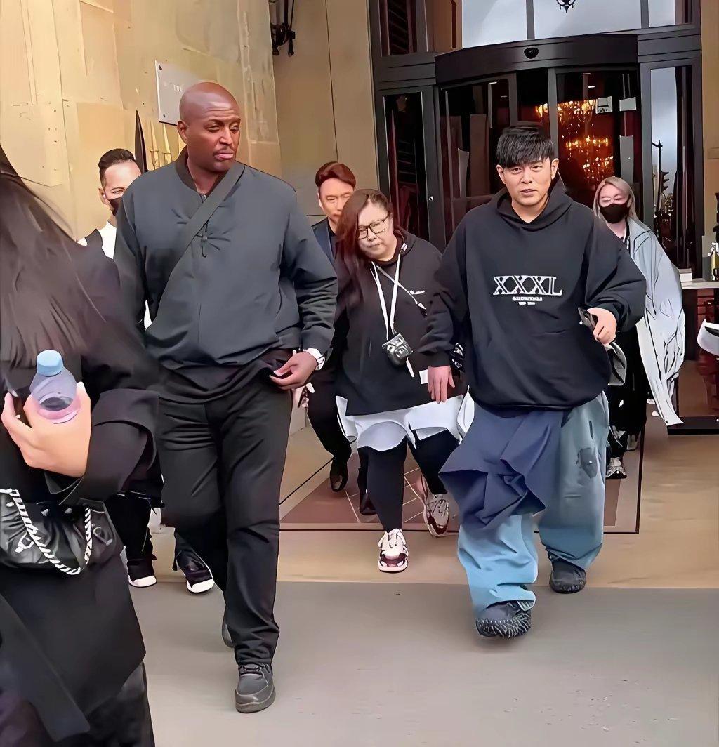 不愧是天王！这一身衣服都够普通人挣上大半年了……[捂脸哭]