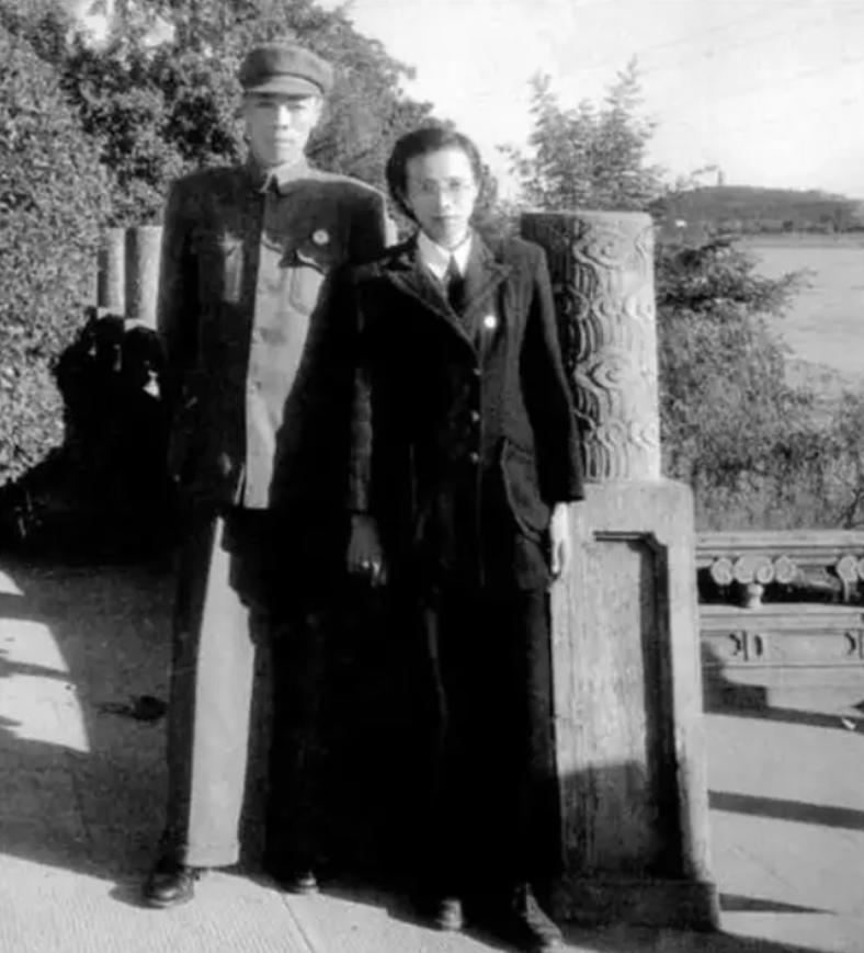 1949年南京解放后，一位贵妇走到南京总统府前，对哨兵说道：“我是陈修良，我想见