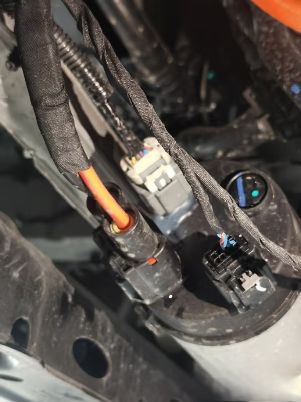 小鹏p7+严重的质量缺陷图片是小鹏p7+第一批的车主转向机线束接口图片。可以明