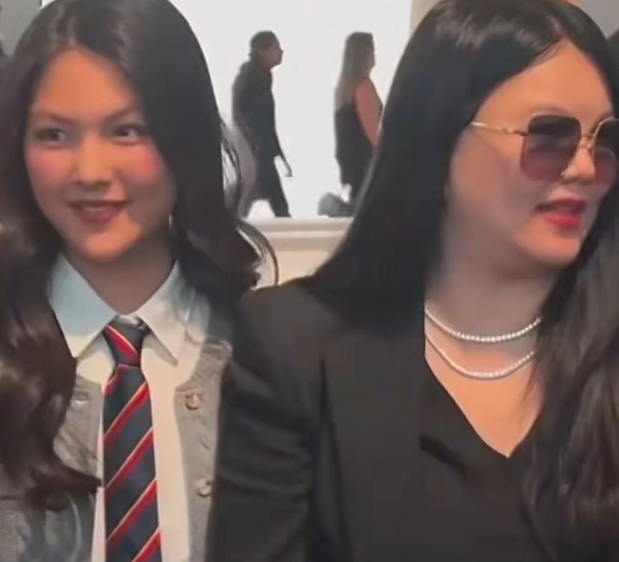 李湘接女儿王诗龄放学回家，这女儿和妈妈一样，富态有内涵，受过精英教育的就是