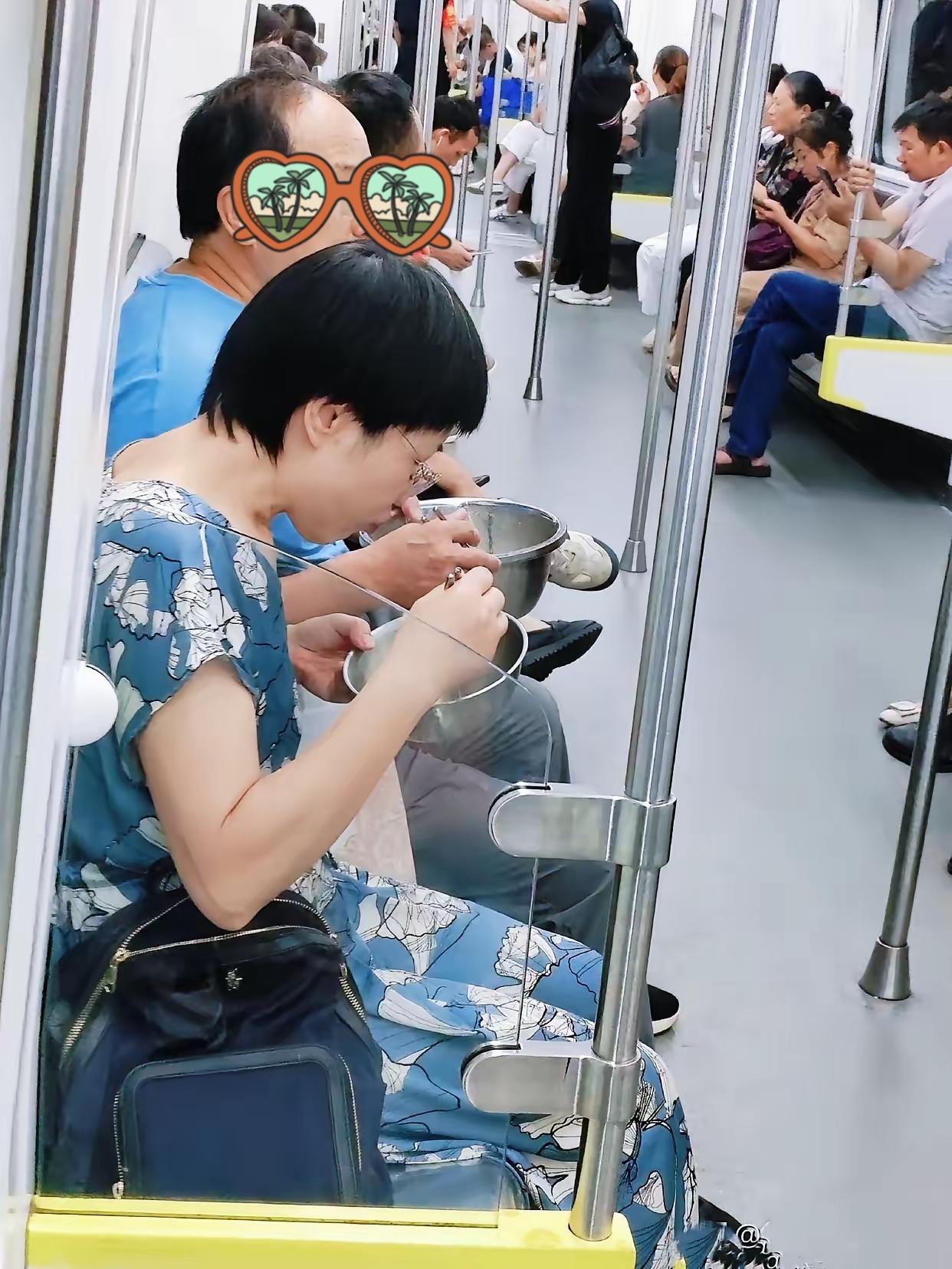 地铁惊现“韭菜饺子宴”，体面夫妻旁若无人开吃，乘客捂鼻忍全程地铁门一开，一