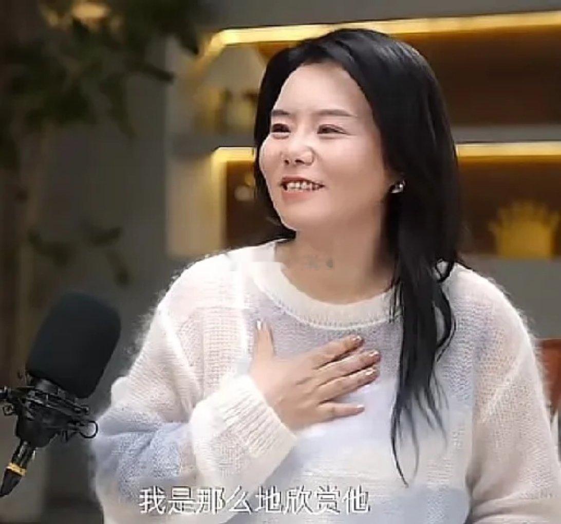 鲁豫在采访龚琳娜时，被对方的恋爱脑弄得有些无奈。龚琳娜聊着和前夫的过往，连两人的