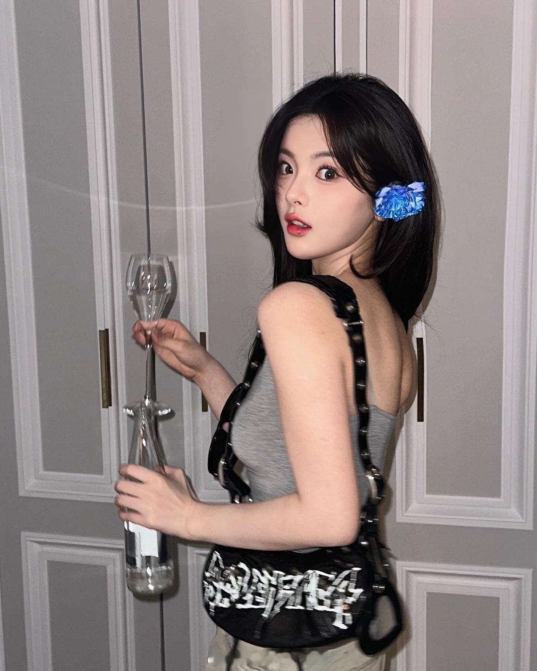 巴黎街头的东方美人！发一组超越妹妹去年在巴黎的营业照，期待演员杨超越闪耀巴黎[打