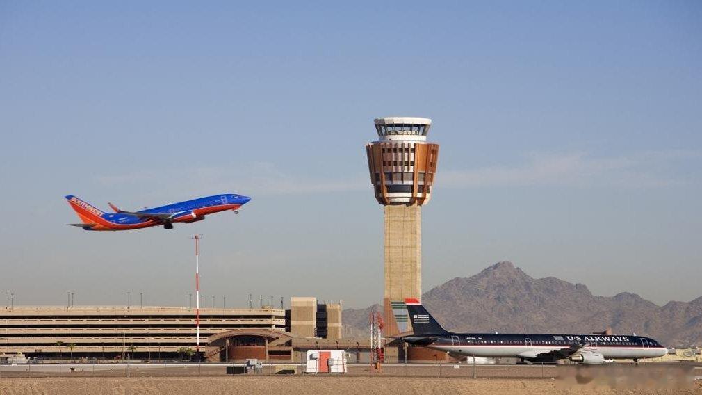 川普总统正式向776名空中交通管制员和技术人员颁发每人1万美元的支票。在舒默导致