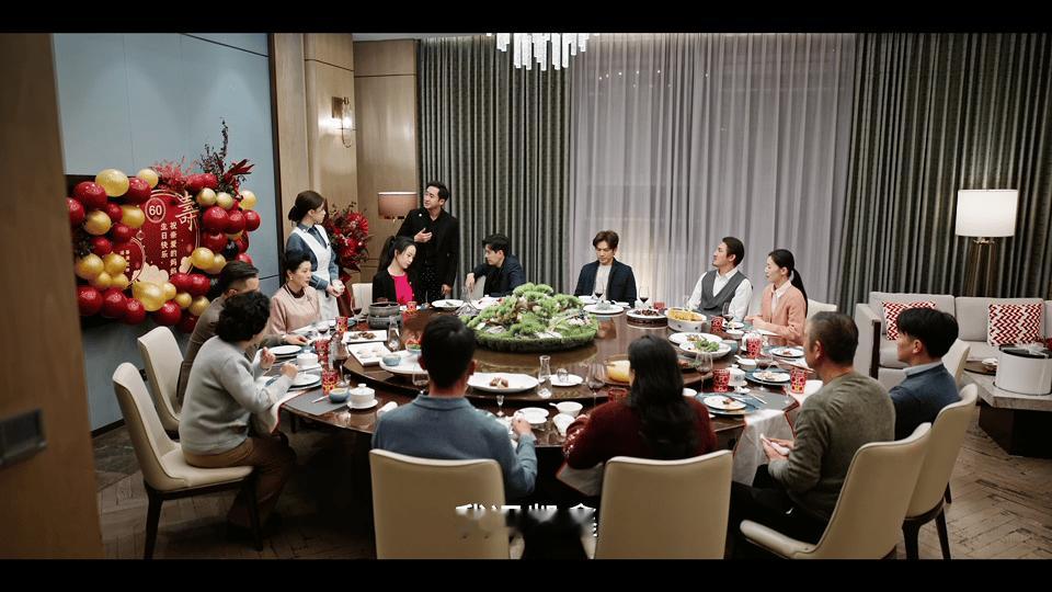 朱珠新剧把小三钉椅子上许蜜语也太会了吧😎！趁小三起身瞬间直接绊倒，把她摔得人