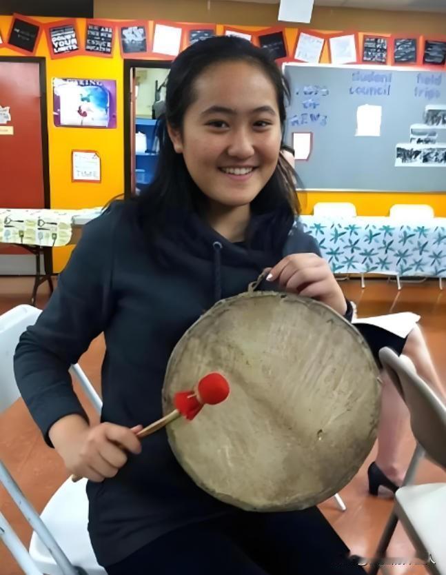 大快人心！2015年，曾拿烟头烫同学、扇耳光，赴美留学生翟云瑶在法庭上咆哮，无视