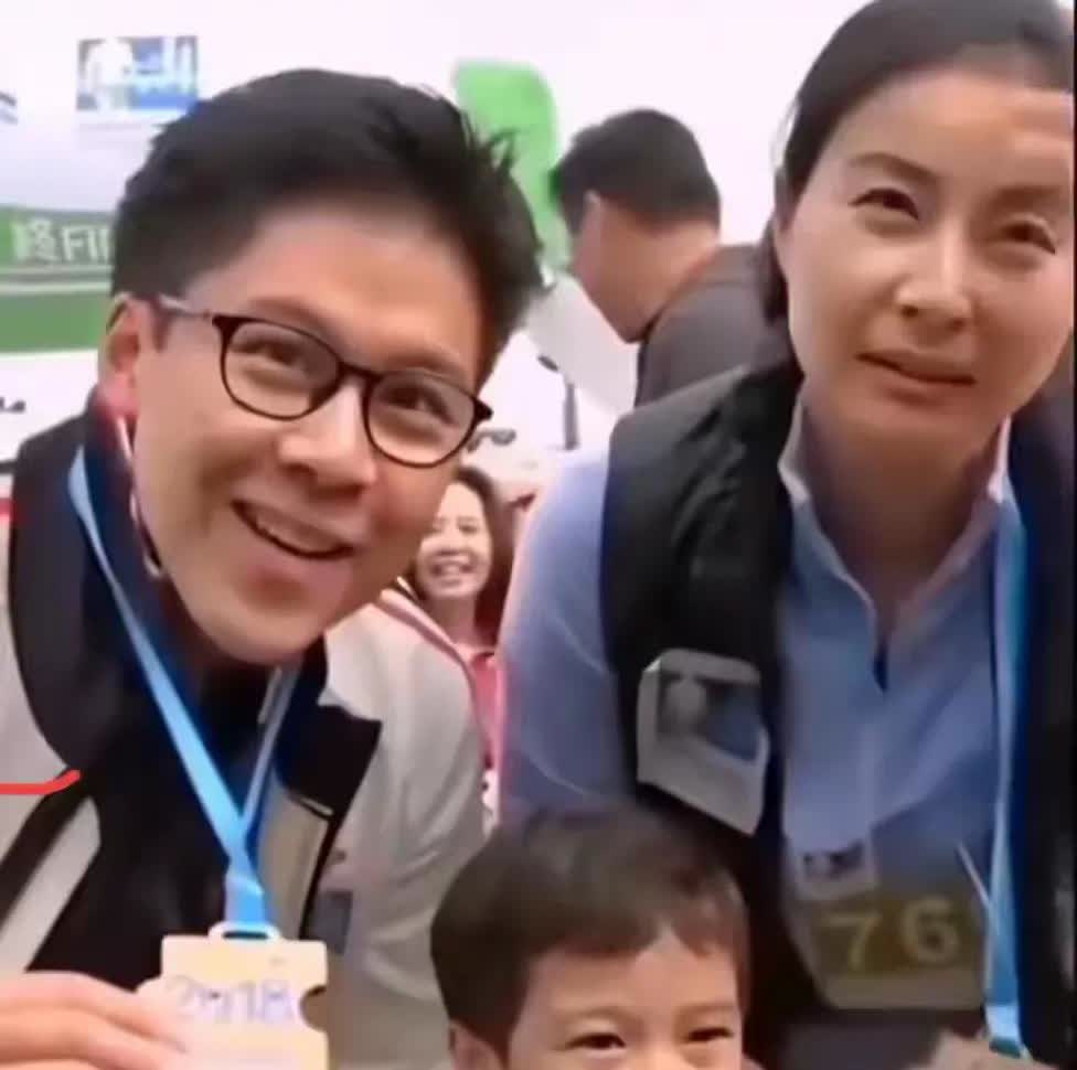原来霍启刚和郭晶晶的儿子才是霍家最耀眼的，家族合照总在C位！