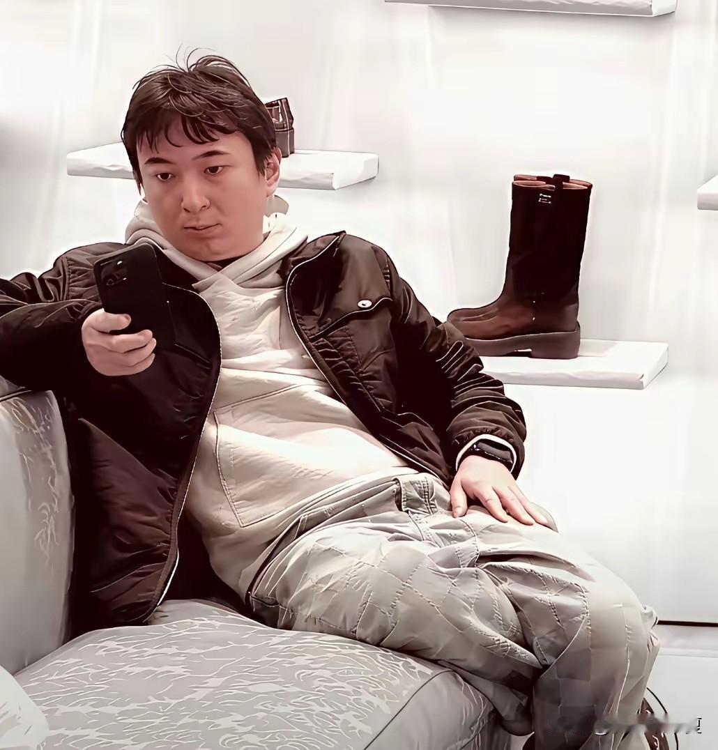 王思聪躺沙发上刷手机呢，估计也刷到自己闺女的照片了吧？这小姑娘越长越像他，眉