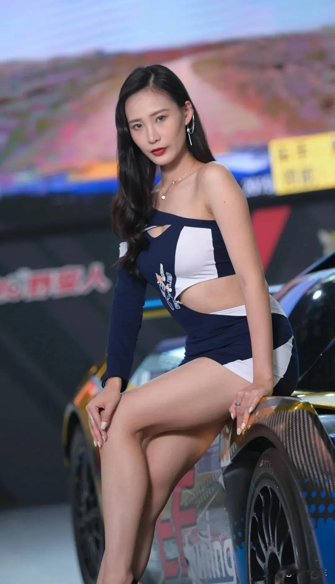 跑车跟美女更配哦