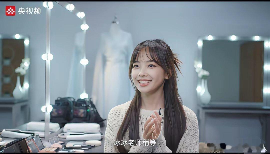 华为这有点小气了！刚才看《鸿蒙星光盛典》的幕后故事王冰冰化完妆，有人递来两部手机