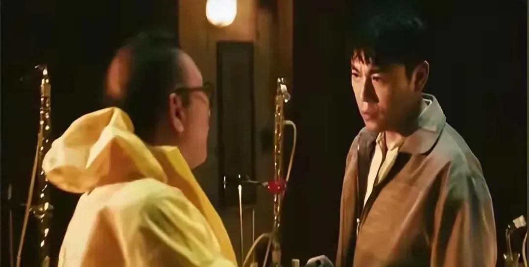 追剧《扫毒风暴》，看到卢少骅去洗浴中心衣柜里去取那300万现金，心里巴不得他能把