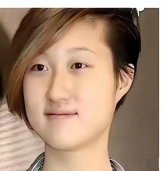 吴卓林的直播间可能比豪宅更亮堂。不是靠巨星父亲的公开认可,也不是卖的衣物多