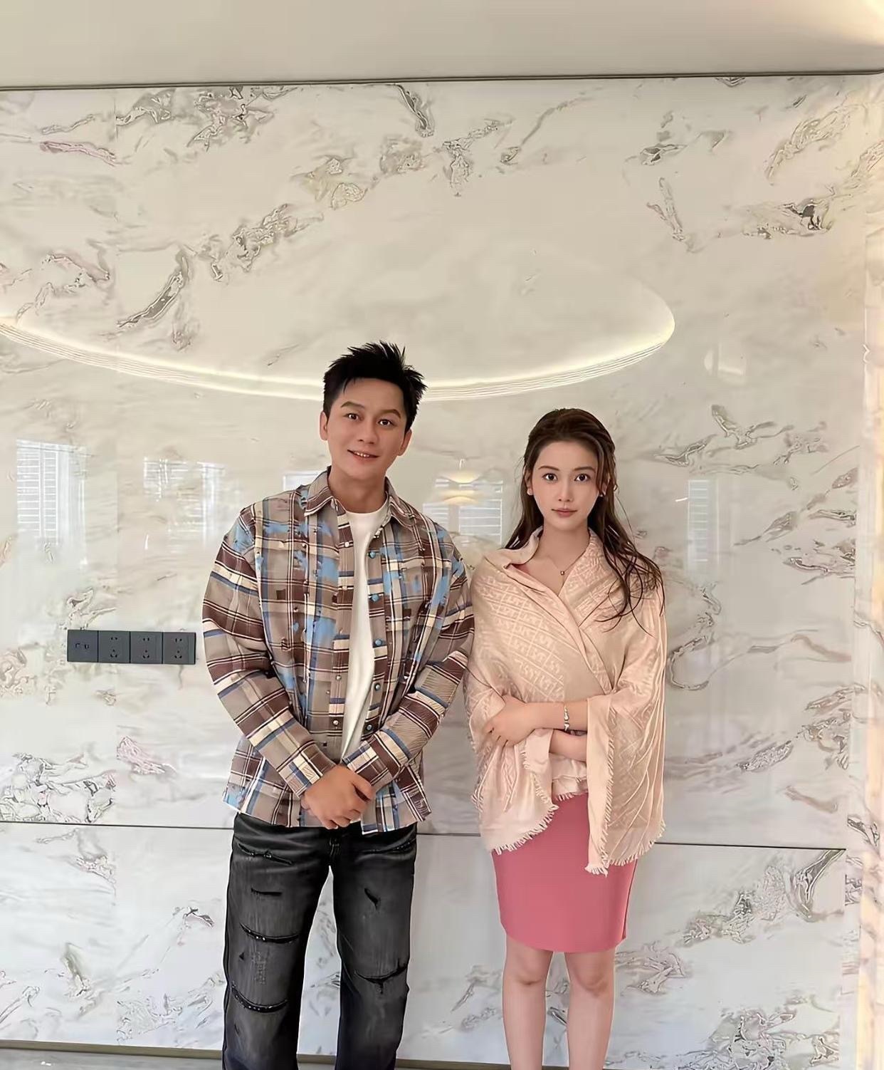 李晨身边那个美﻿女是‎‏谁‎⁠啊？这也‎‎太好看了吧！‏