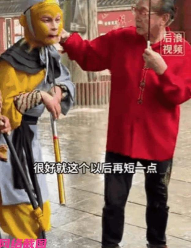 河南济源某个景区，有男子此刻正扮演孙悟空在进行表演，突然男子身边来了一人，手里还