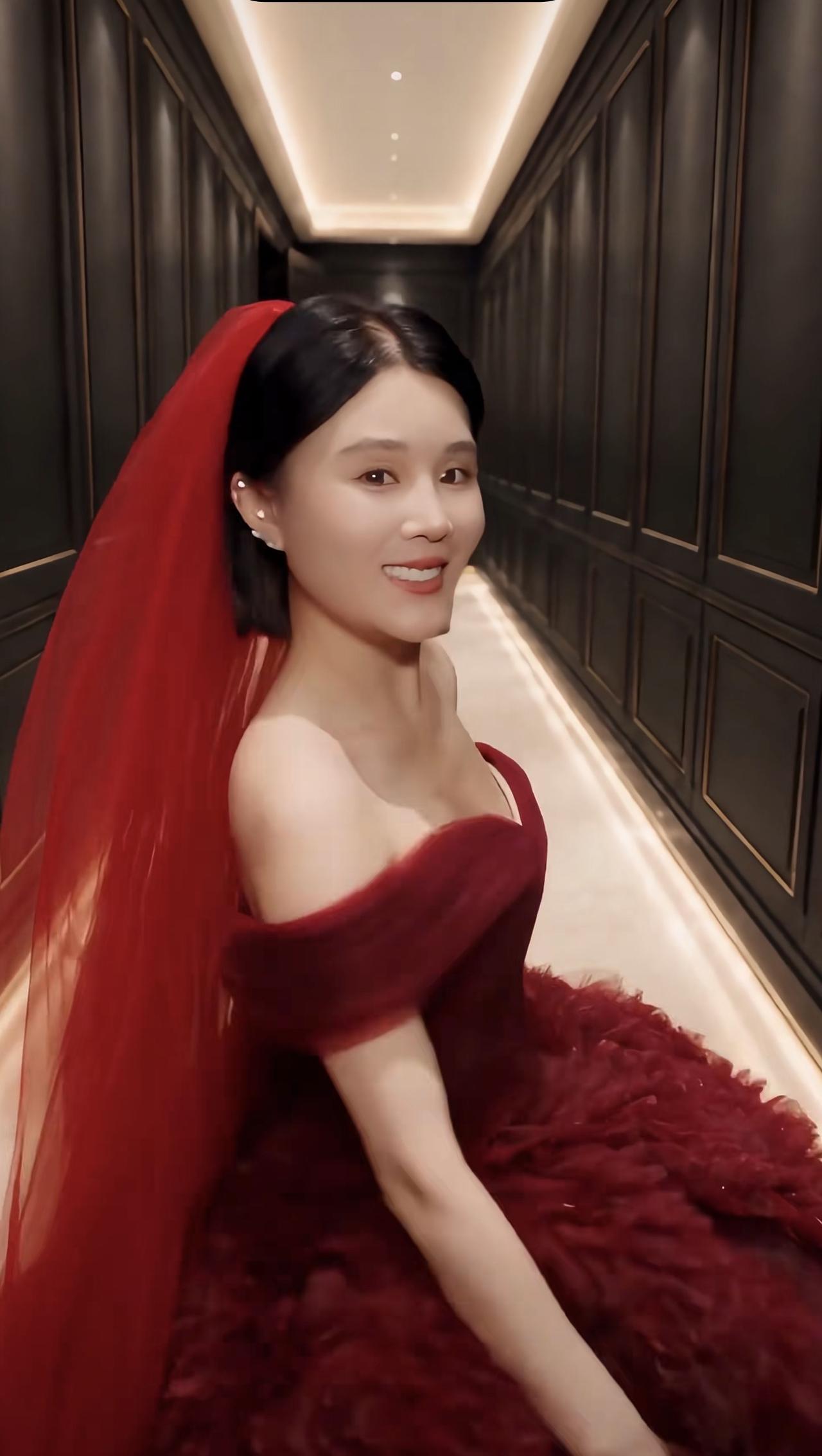 赵本山29岁女儿球球结婚三周年，又穿红色婚纱在家里拍了组婚纱照，和老公拥吻很般配