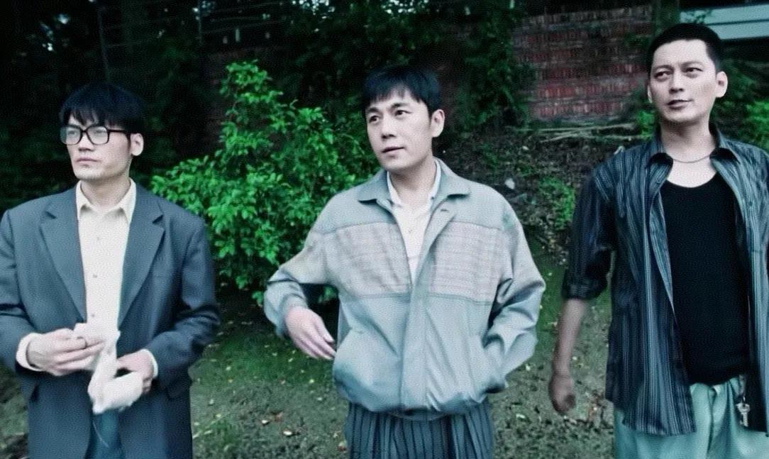 《扫毒风暴》卢少骅收了金永祥的二百万，马上就摆了两桌，把家里的账平了，他又拿出二