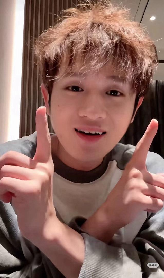 王勉摔跤燃得很心酸哈哈哈哈哈王勉被一次次抱起来摔下去，摔完还要爬起来继续。那个